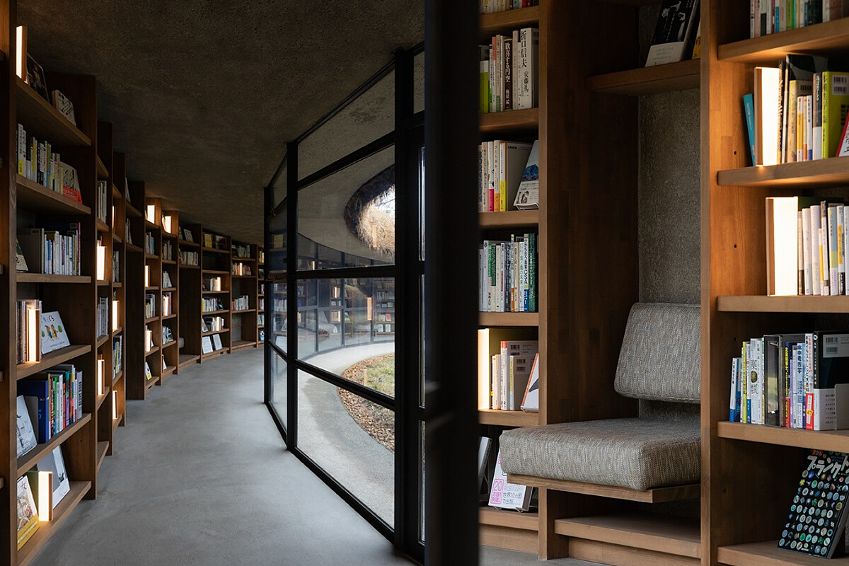 圖書館選書部分交由書籍策展人川上洋平負責。