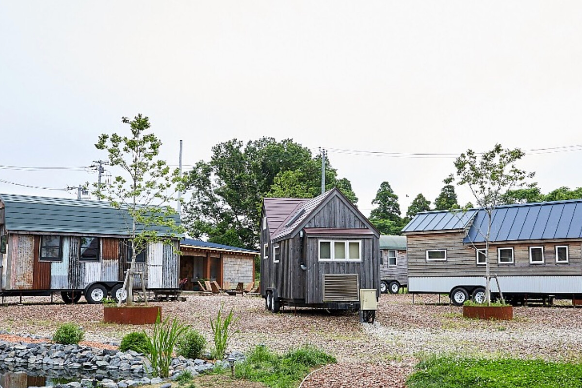 以可愛的拖車型小屋為載體的住宿區。