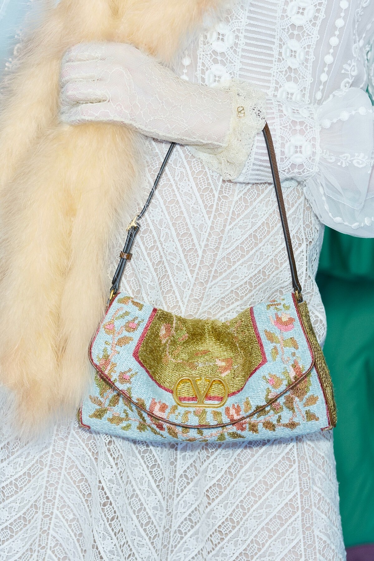 DeVain包款,承襲著Alessandro Michele一直帶給大家的浪漫氛圍感。