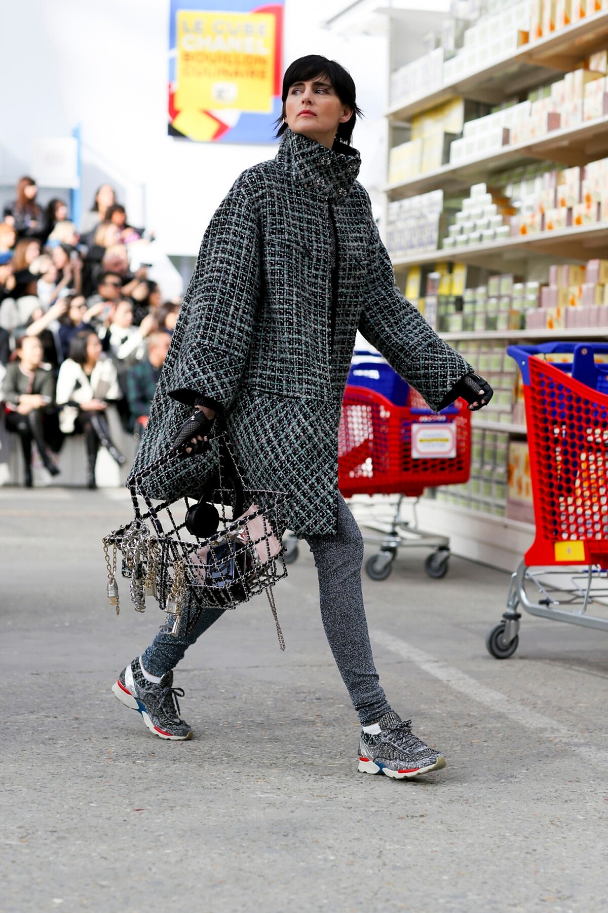 鍍銀金屬籃身，直接取材自超市購物籃設計，靈感源自 Chanel 11.12 的黑色皮穿鍊取代籃筐金屬交織的細節