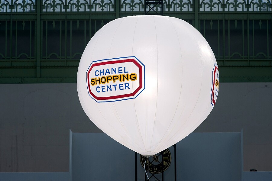 Chanel 2014 秋冬大秀之上藝術總監 Karl Lagerfeld 在巴黎大皇宮內，搭建出一座等比例的「Chanel 超市」