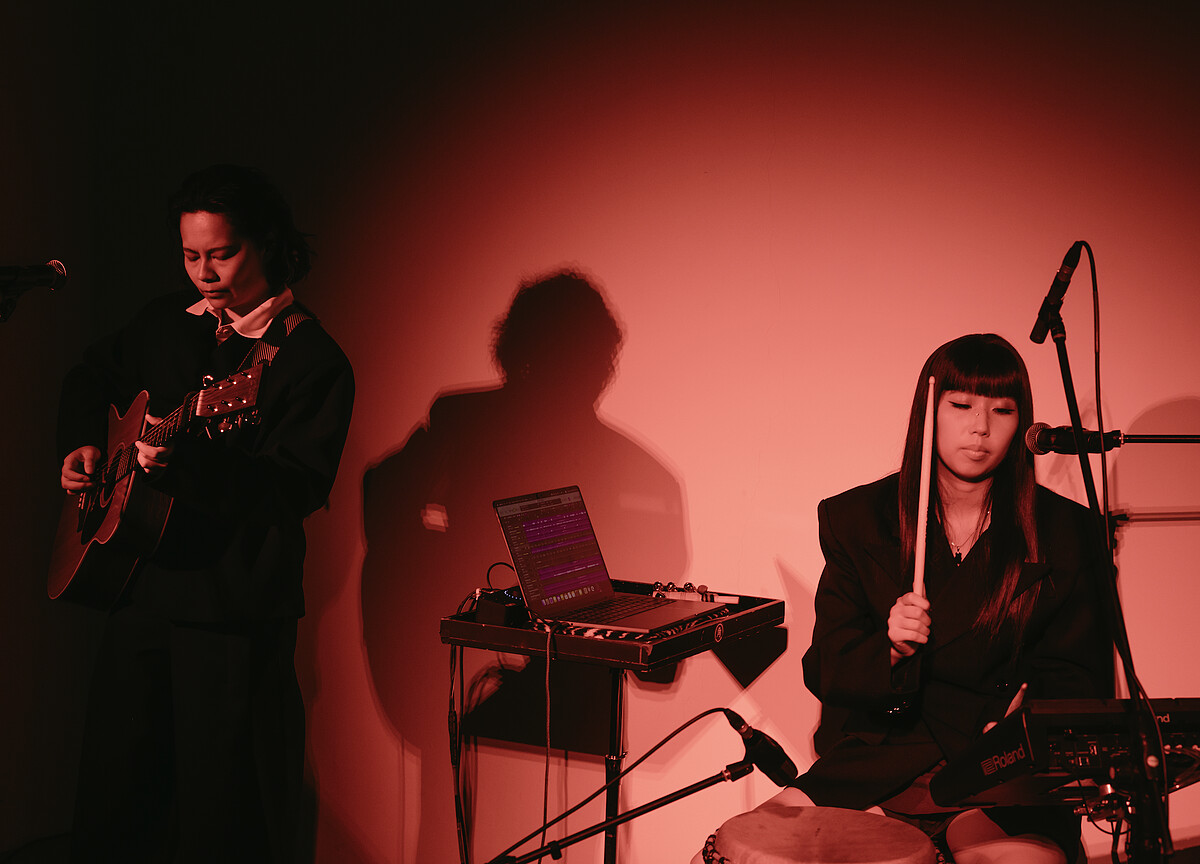 凹與山作為台灣獨立樂壇少見的女子雙人組合,從溫潤的民謠出發,揉合充滿數位感的鼓機與電子聲響,創造出冷暖交織的音色,並持續唱出對人性、情感的細膩體會。