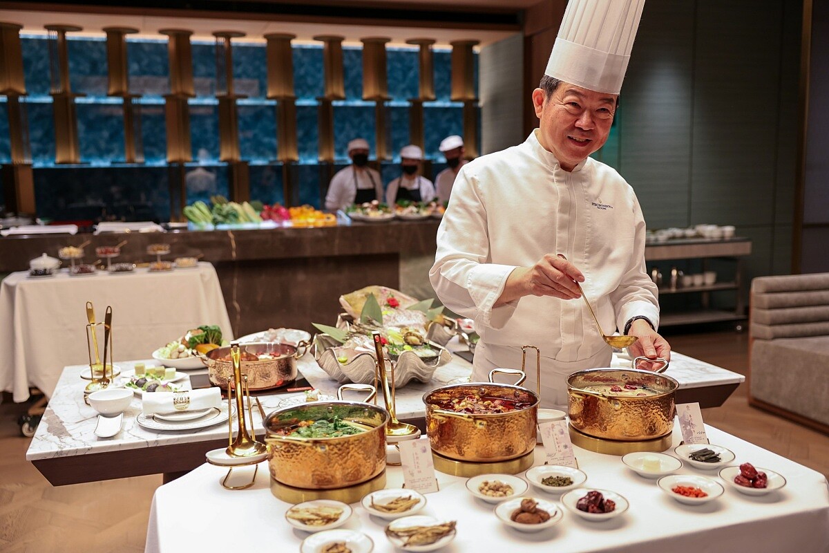 「明娟樓」主廚吳錫卿帶領團隊研發湯頭。