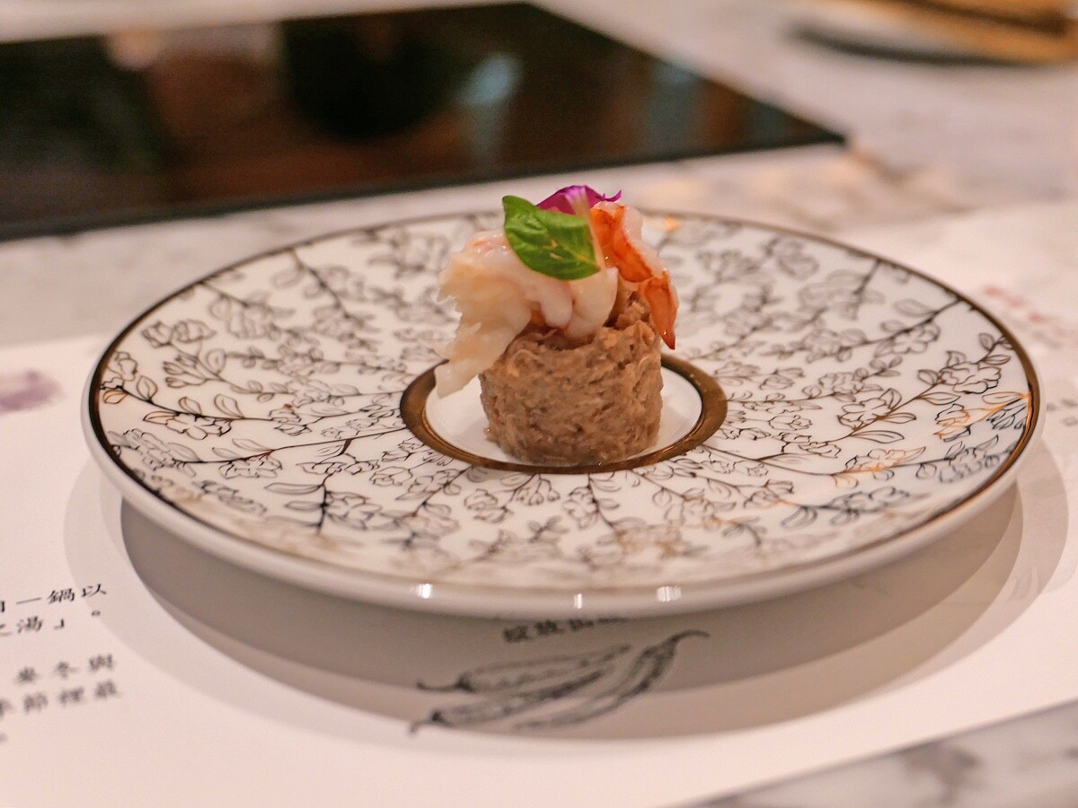 前菜「鮪魚沙拉鮮蝦塔」。