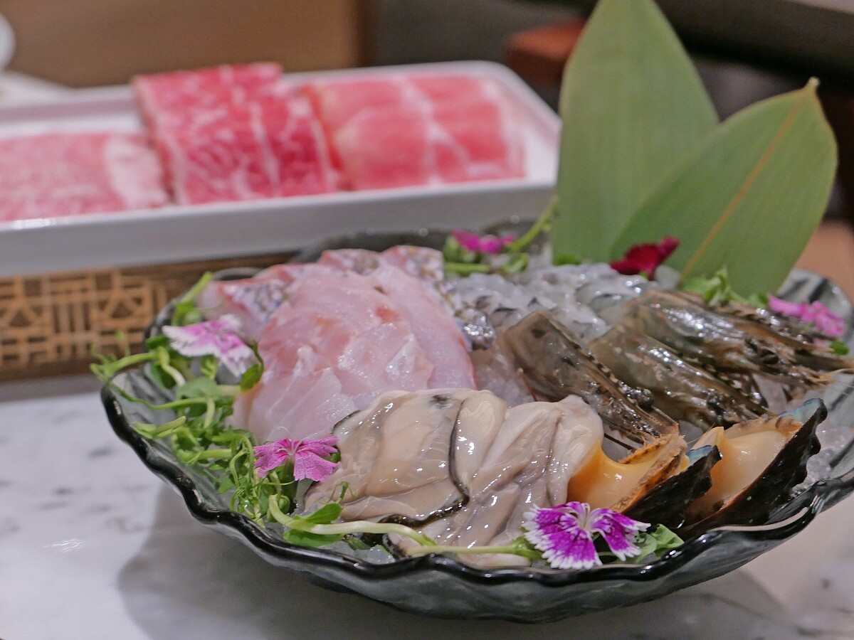 海鮮包括台東草蝦、日本牡蠣、九孔鮑、澎湖鮮魚片。