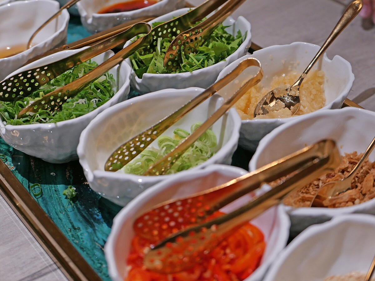 醬料不採固定自助形式，而是由服務人員將醬料推車送至桌邊。