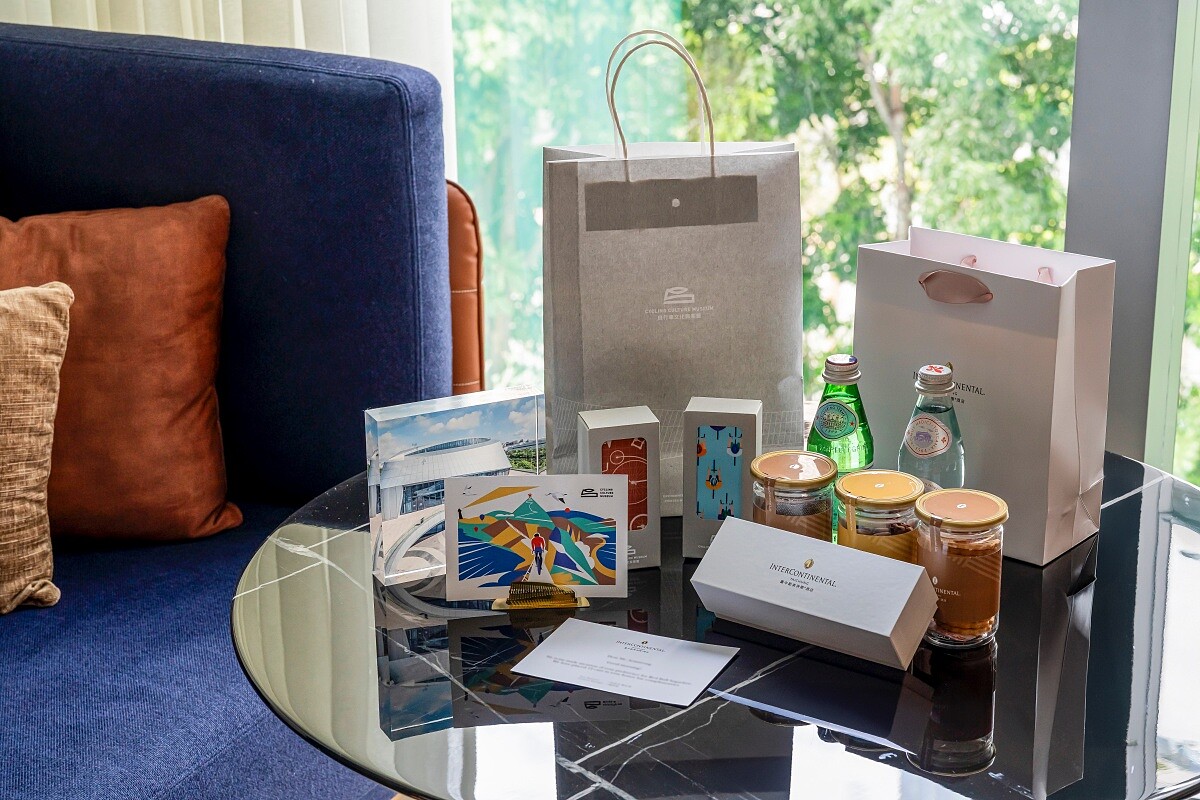 客房內有自行車文化探索館迎賓卡、常設展門票與行李束帶。