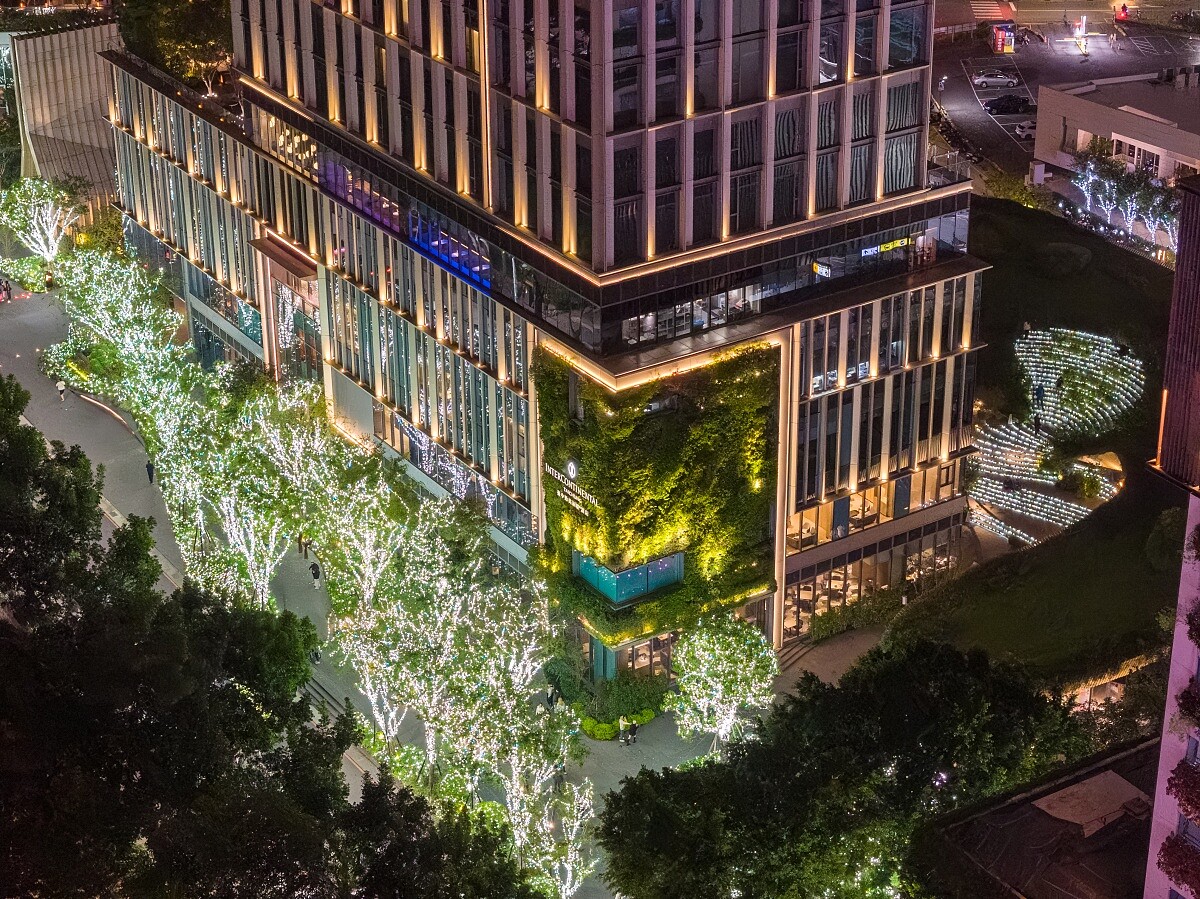 節慶期間，臺中勤美商圈化身「光之道」，在城市步行軸線上點亮冬夜風景。