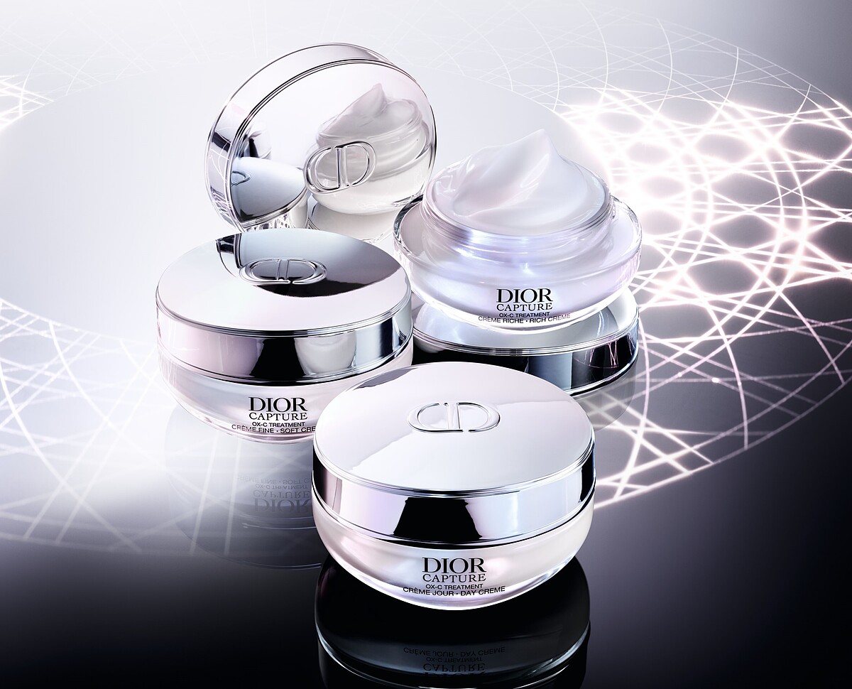 Dior逆時活氧輕質乳霜，NT4,400。 Dior 逆時活氧膠原特潤霜，NT4,400。