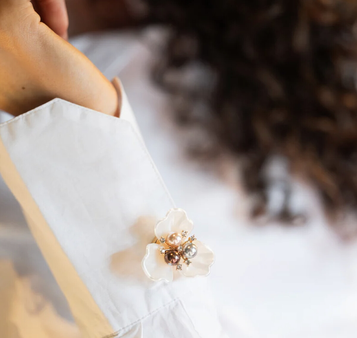 Button Amsterdam精緻的花朵系列，讓你簡單的白襯衫大幅提升一個檔次。