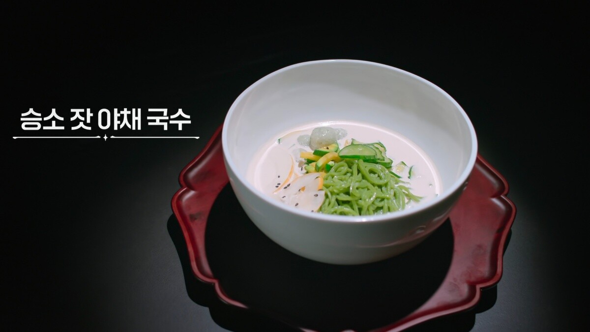 第一輪黑白對覺得「僧笑松子蔬菜麵」。