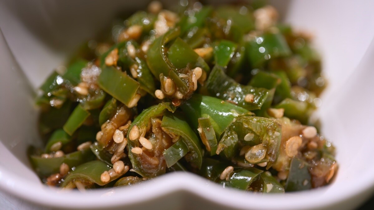 辣椒「斷生」後，跟醬油產生俐落的風味，非常美味。