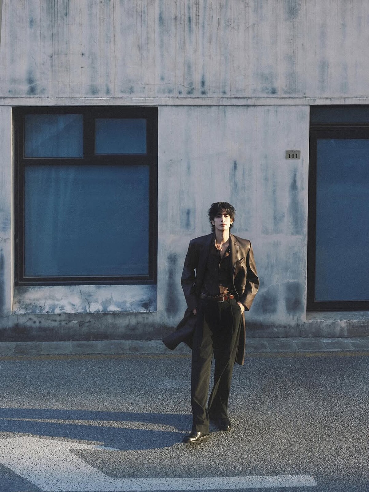 宋威龍身高185公分，有逆天的長腿，天生就是個衣架子。