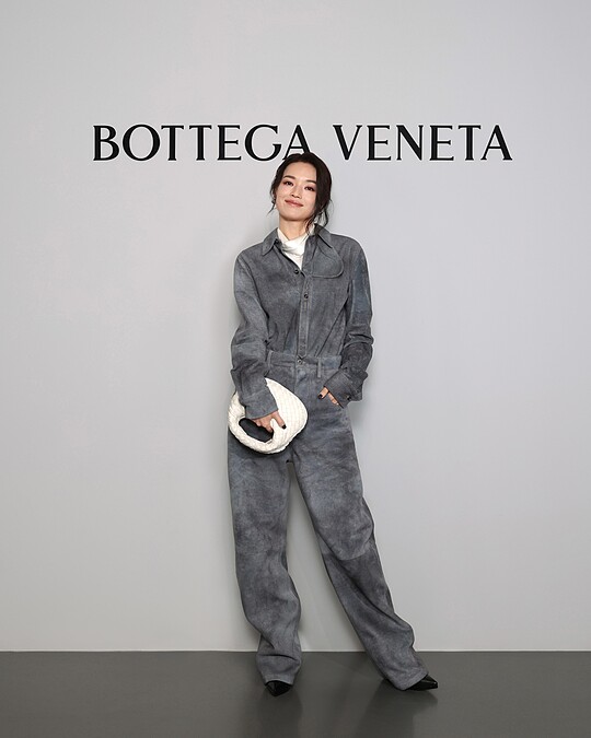 舒淇身穿由新任創意總監Louise Trotter所打造的 Bottega Veneta 2026春夏系列，以中性而俐落的輪廓為主軸勾勒出冷靜而自持的造型語言。同時，他選擇白色Veneta編織包作為整體搭配的視覺焦點。