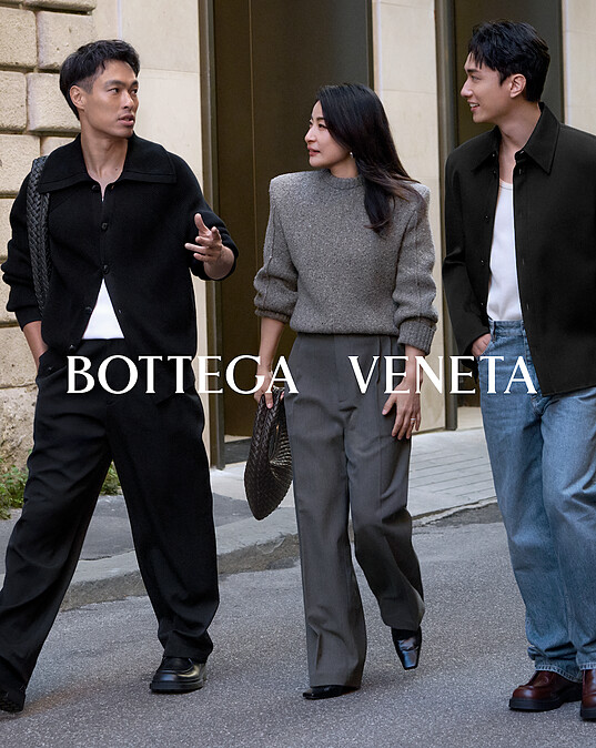 Bottega Veneta推出Veneta包款系列全新形象廣告由楊祐寧（左一）、劉俊謙（右一）與郭晶晶攜手演繹。