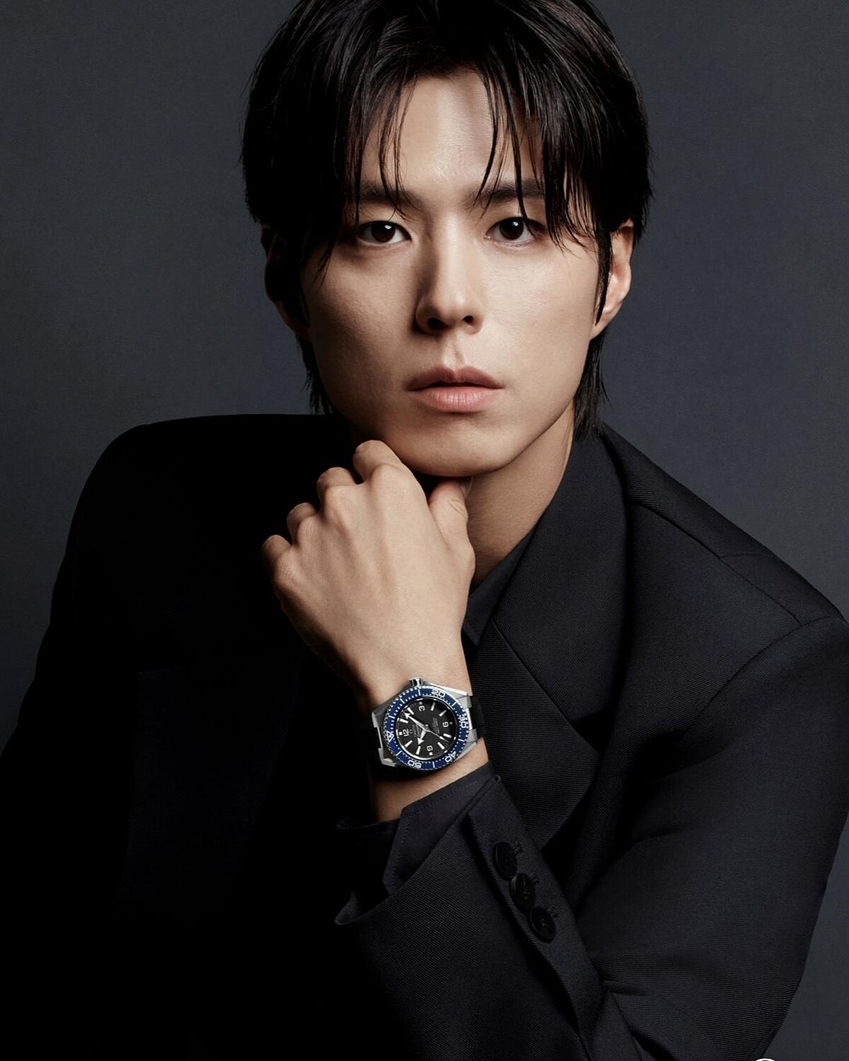 朴寶劍穿搭示範OMEGA海馬腕錶2025新款