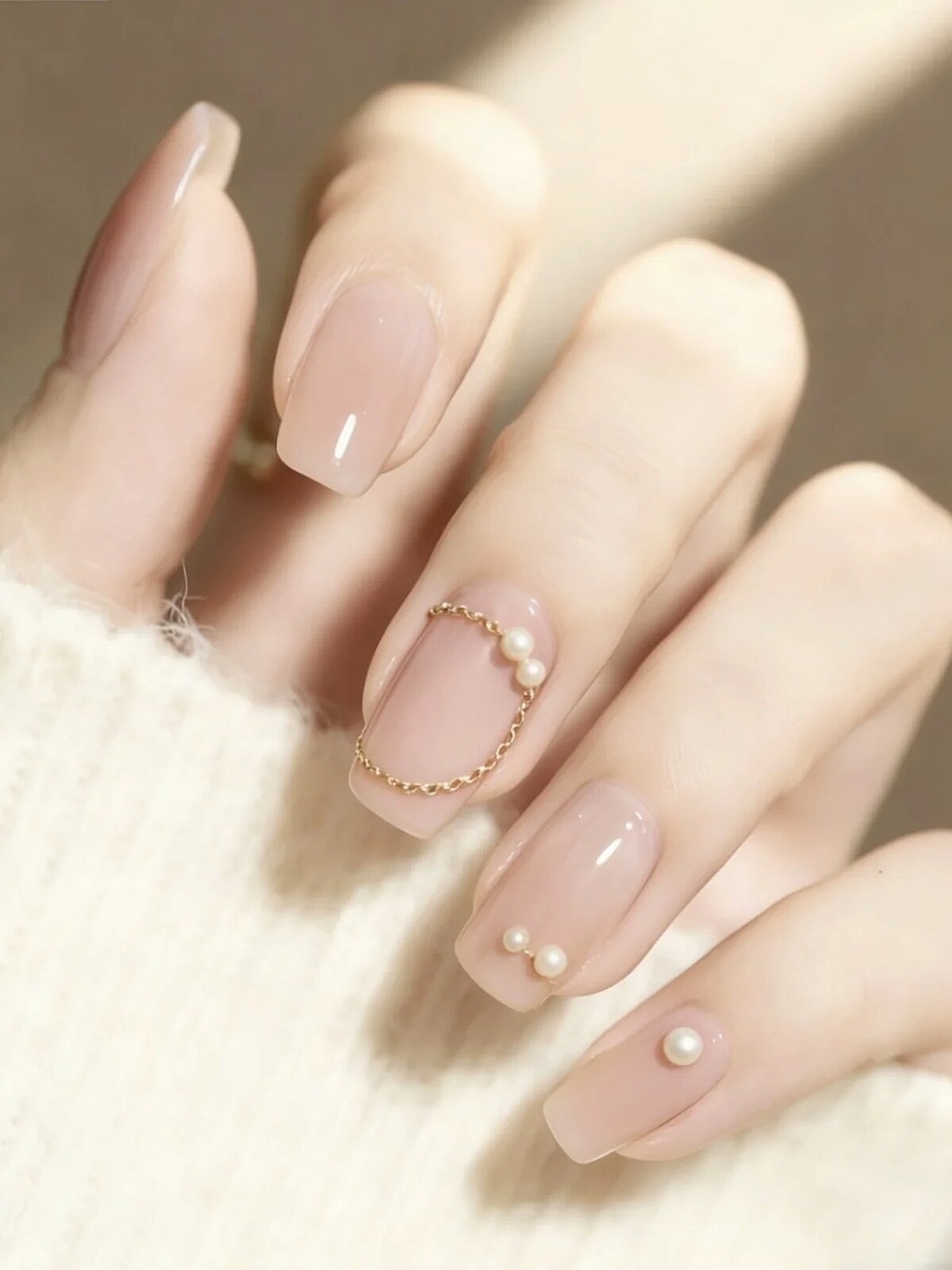 金銀珍珠項鍊美甲範本(Photo/小紅書@小熊爱臭美)。