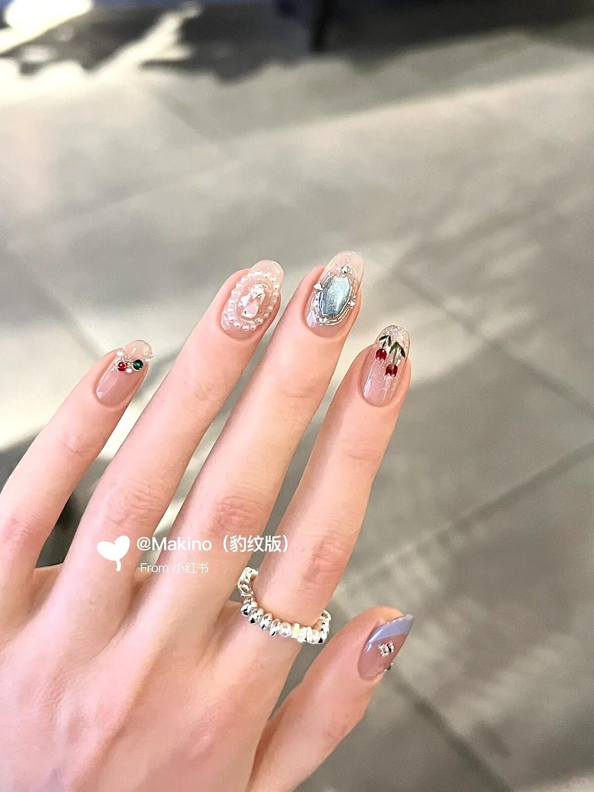 復古感珍珠項鍊美甲範本(Photo/小紅書@Makino)。