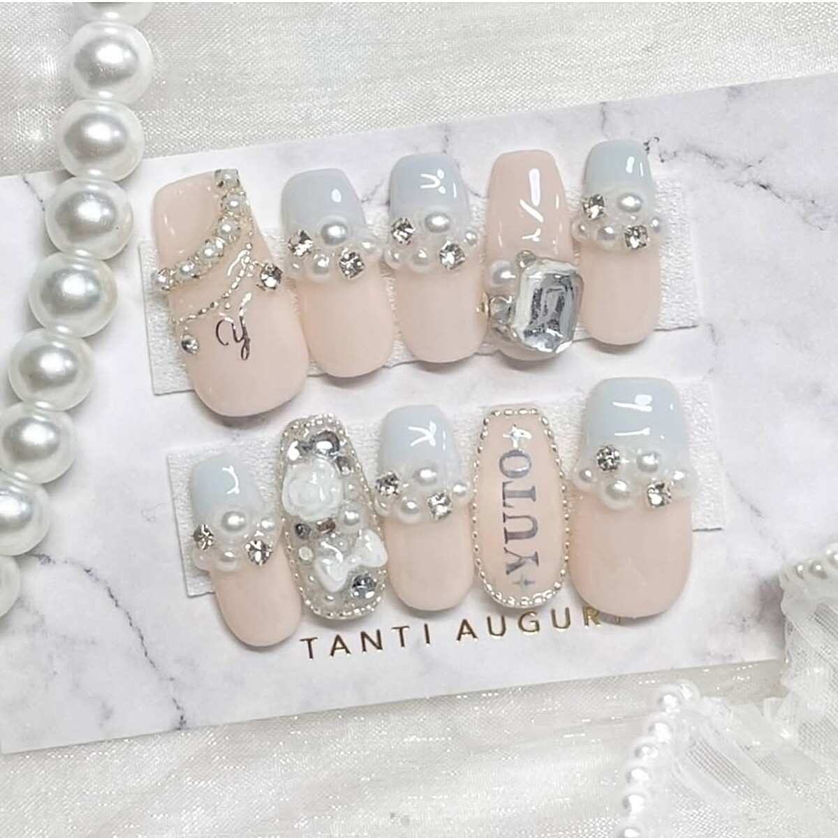 多層珍珠項鍊美甲範本(Photo/小紅書@__mmnail__)。