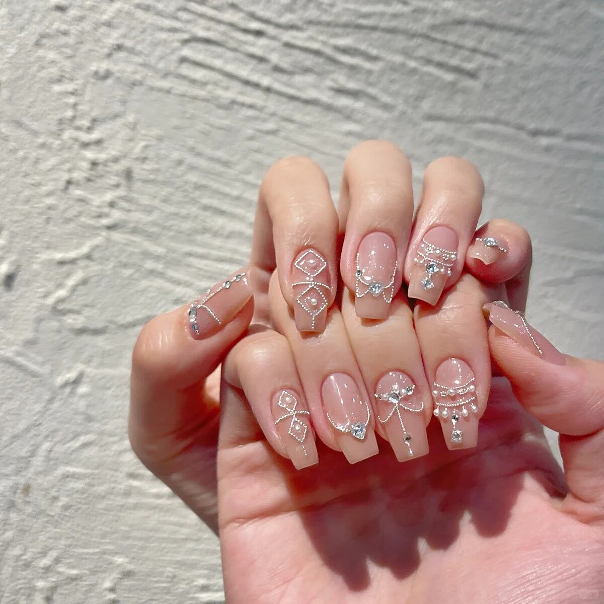 多層珍珠項鍊美甲範本(Photo/小紅書@露露米)。