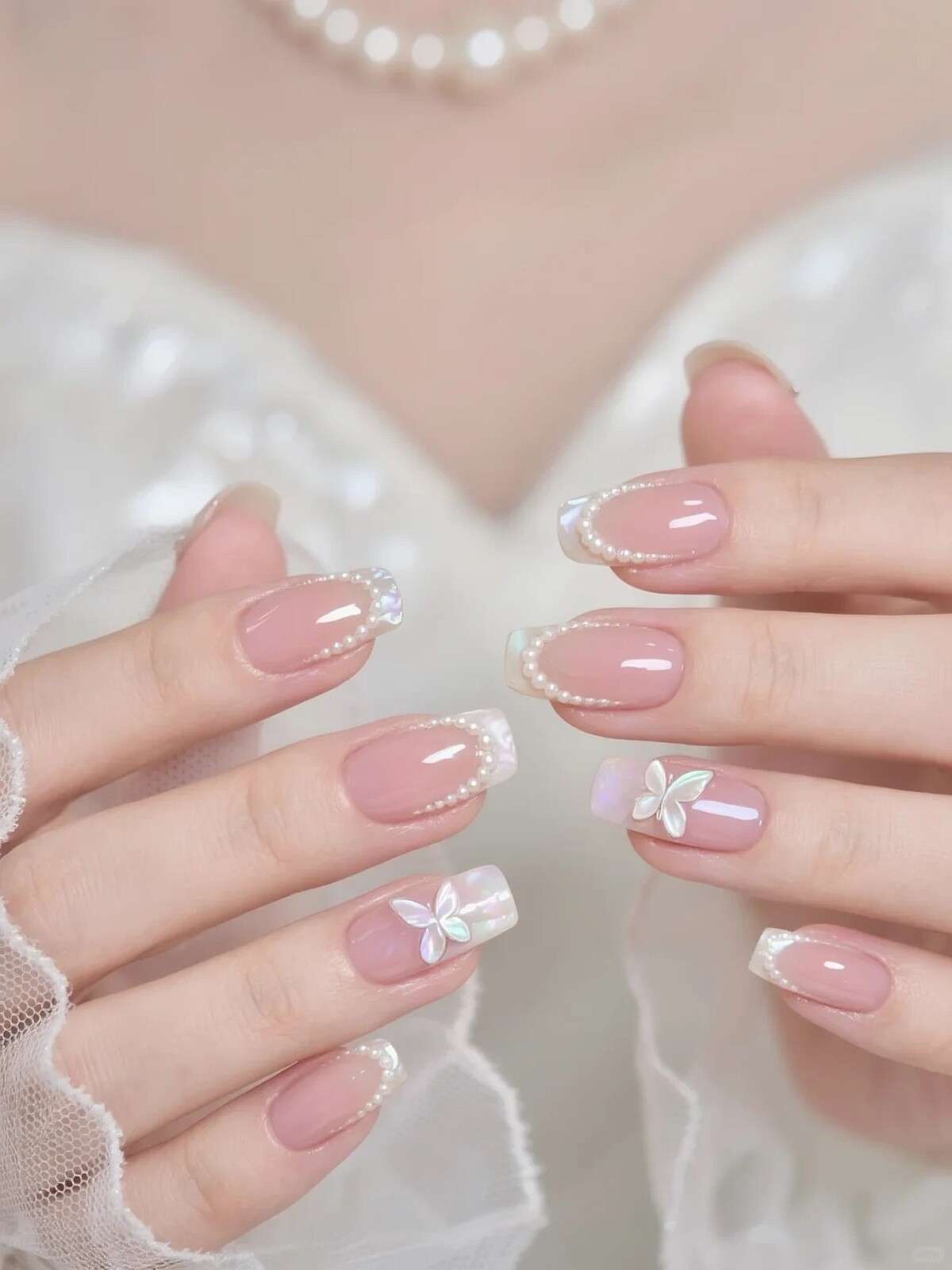 新娘系珍珠項鍊美甲範本(Photo/小紅書@Serena-Lynn)。