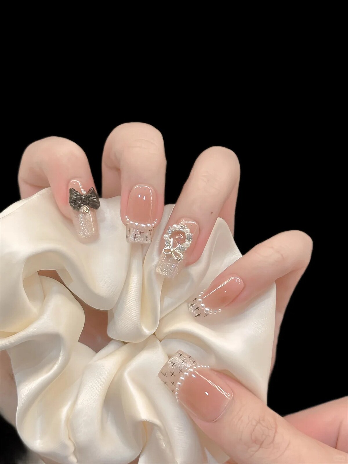 新娘系珍珠項鍊美甲範本(Photo/小紅書@芝士罐罐)。