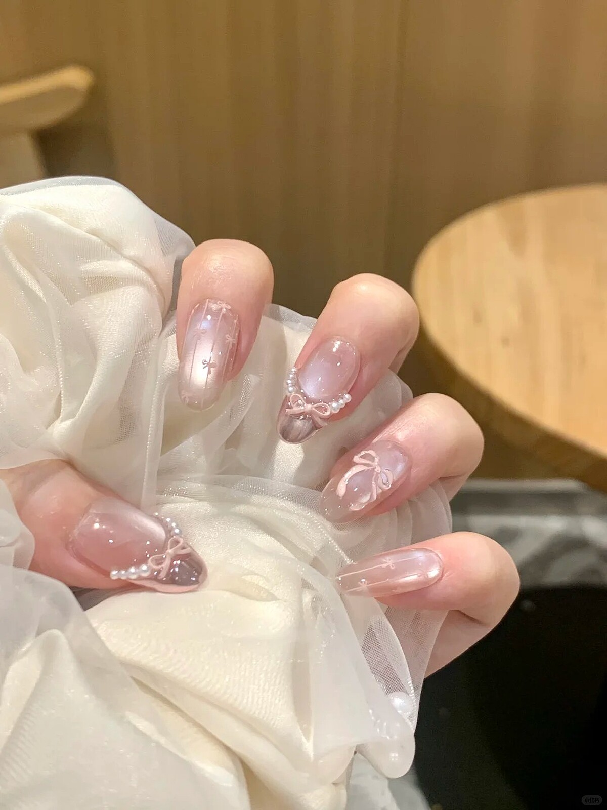 新娘系珍珠項鍊美甲範本(Photo/小紅書@芝士罐罐)。