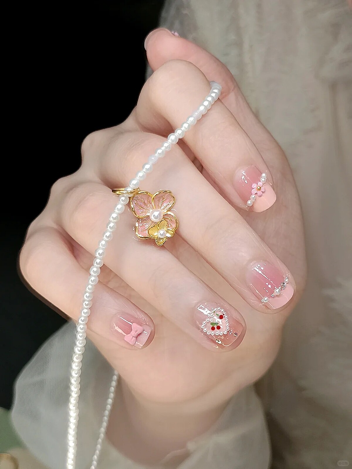 新娘系珍珠項鍊美甲範本(Photo/小紅書@不是阿Q)。