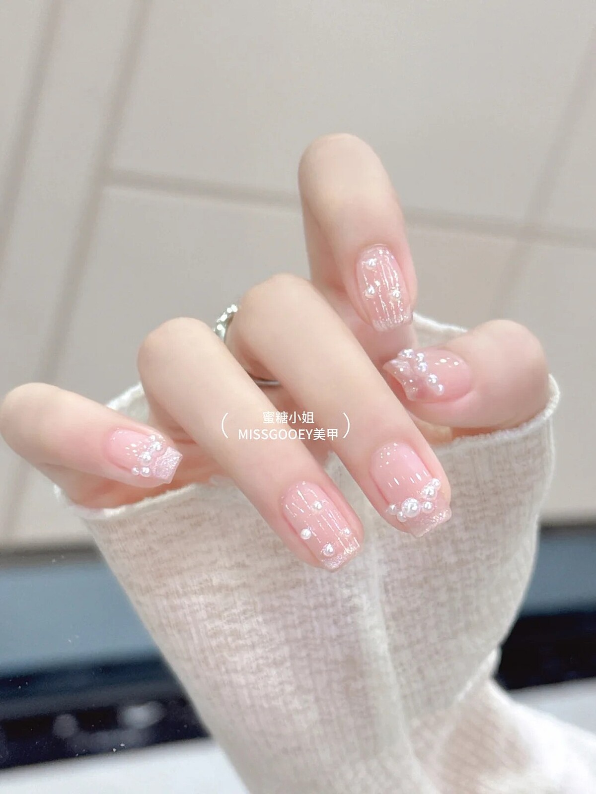 法式珍珠項鍊美甲範本(Photo/小紅書@蜜糖小姐)。