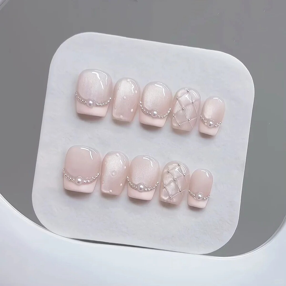 大小珍珠項鍊美甲範本(Photo/小紅書@李火火爱臭美)。