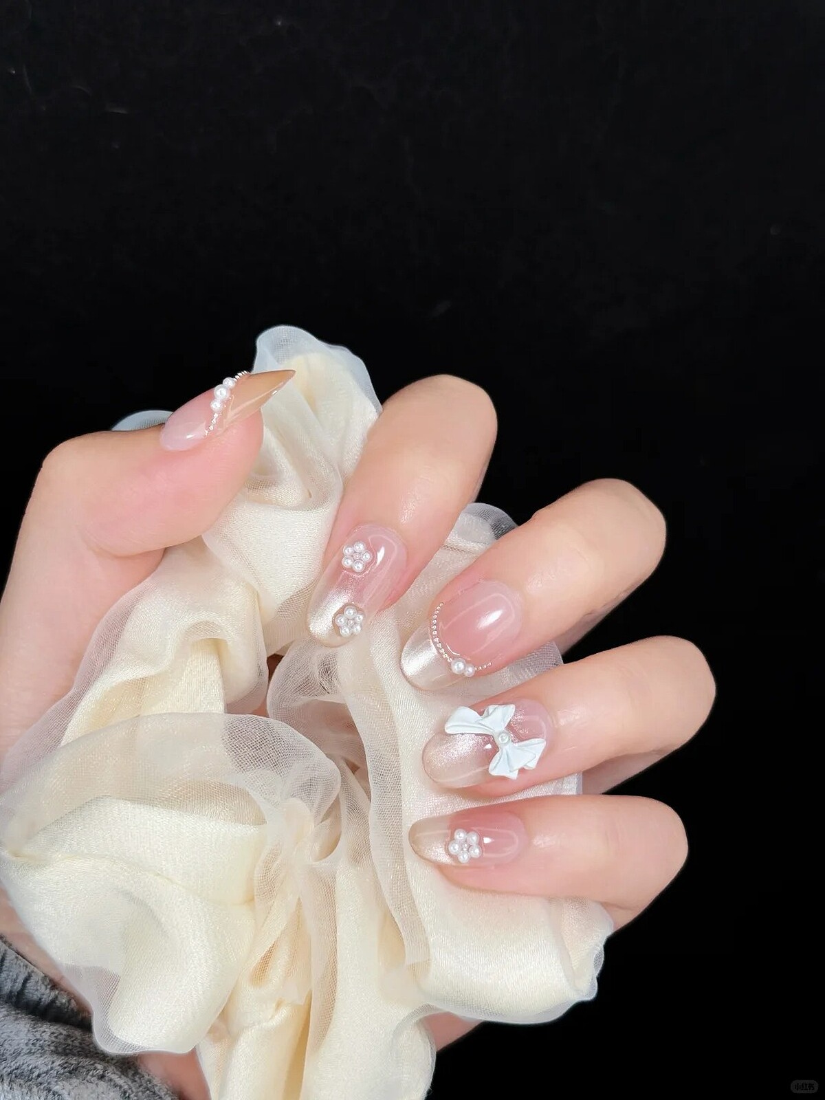 大小珍珠項鍊美甲範本(Photo/小紅書@IU XUAN)。