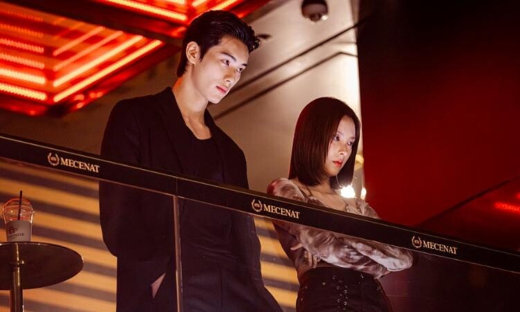 《現金英雄》飾演愛馬仕的申帥賢才在《流氓讀書會》颯爽出圈! 左為李彩玟