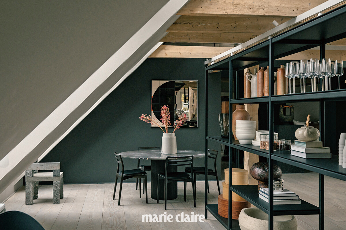 Vipp 總部頂樓的 Loft，在臥室、浴室及廚房、餐廳部分，以沉穩的黑色調呈現，散發沉穩、寧靜的氛圍。