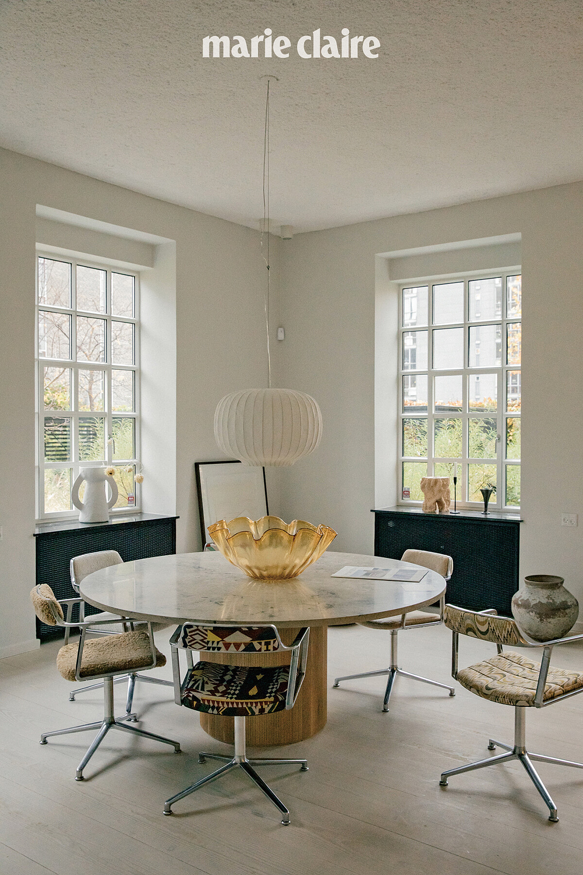 離總部步行約五分鐘，是另一間小巧的 Geusthouse: Pencil Case。由舊鉛筆工廠改建，格局方正明亮。