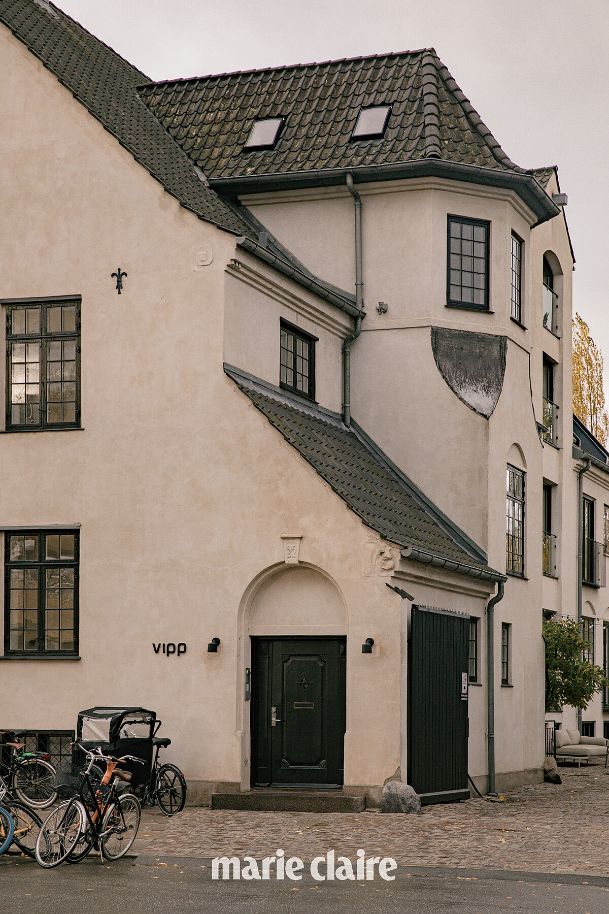 離總部步行約五分鐘，是另一間小巧的 Geusthouse: Pencil Case。由舊鉛筆工廠改建，格局方正明亮。