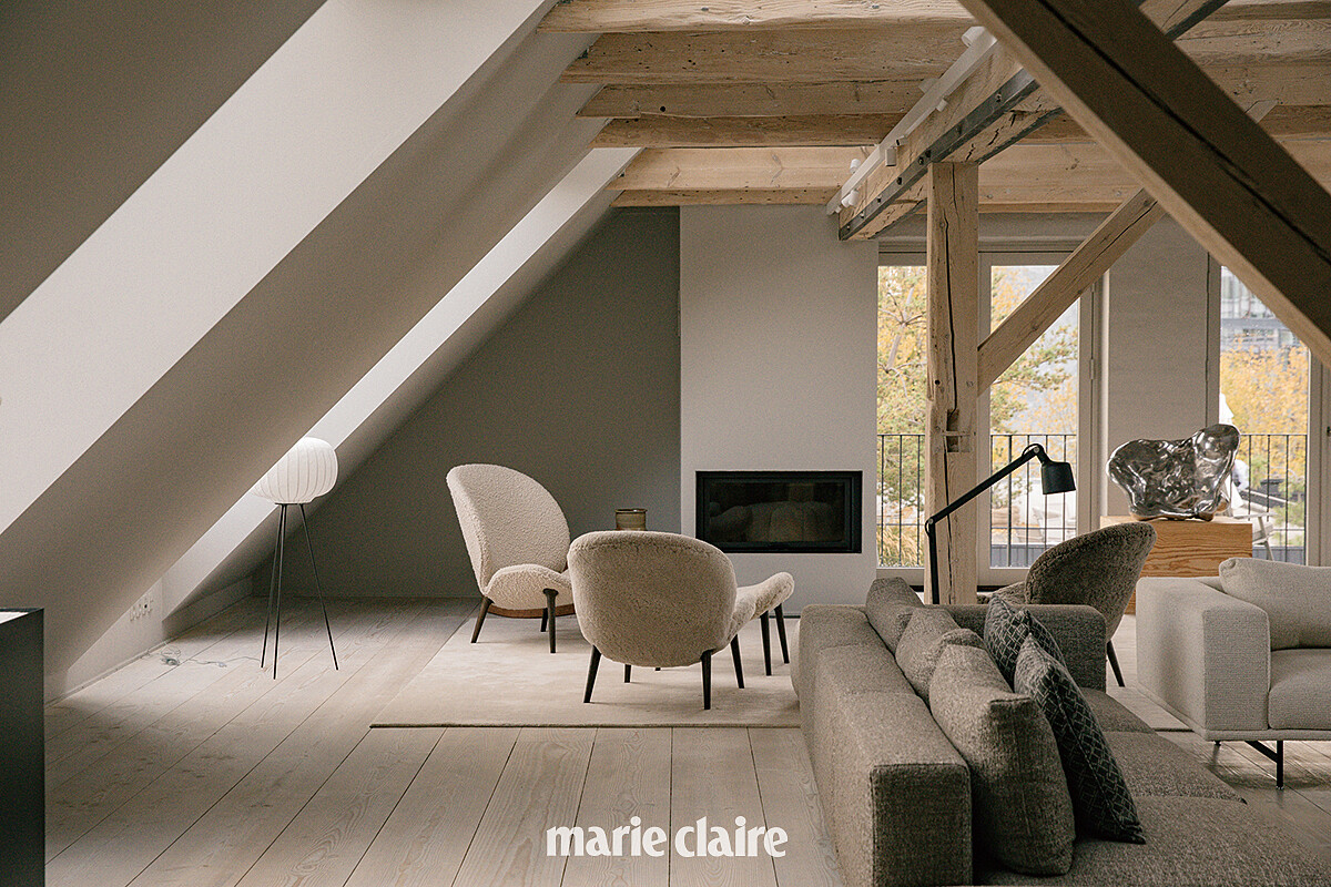 Loft 則顯得通透。外路的木製屋頂結構、大窗戶與陽台，以及傢俱的顏色和材質，讓空間更寬敞，像是走進一間藝廊，卻又不會讓人覺得太有距離感。