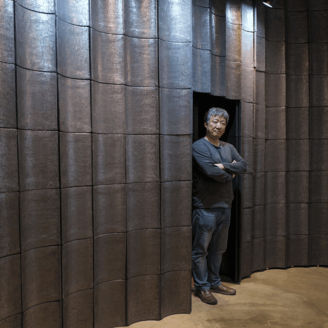 權純益與瓦片創作。白石畫廊提供。