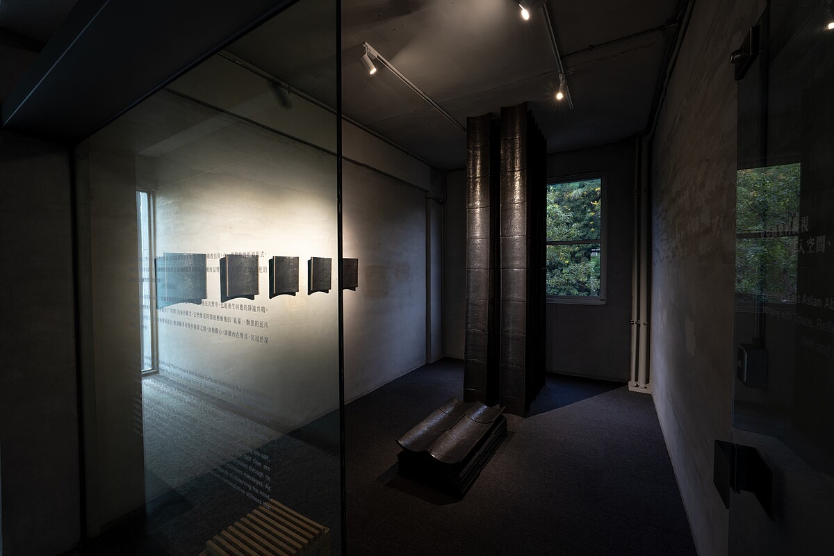 權純益為金馬賓館當代美術館準備的限定系列裝置作品。近十年每日反覆塗抹的石墨瓦片，在展間築造頂天觸地的巨型石碑，光線照耀下，墨面由暗轉明。