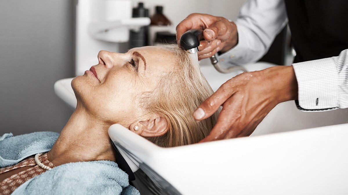 50歲後頭髮變乾、變細？熟齡髮質的洗髮頻率一次看懂洗