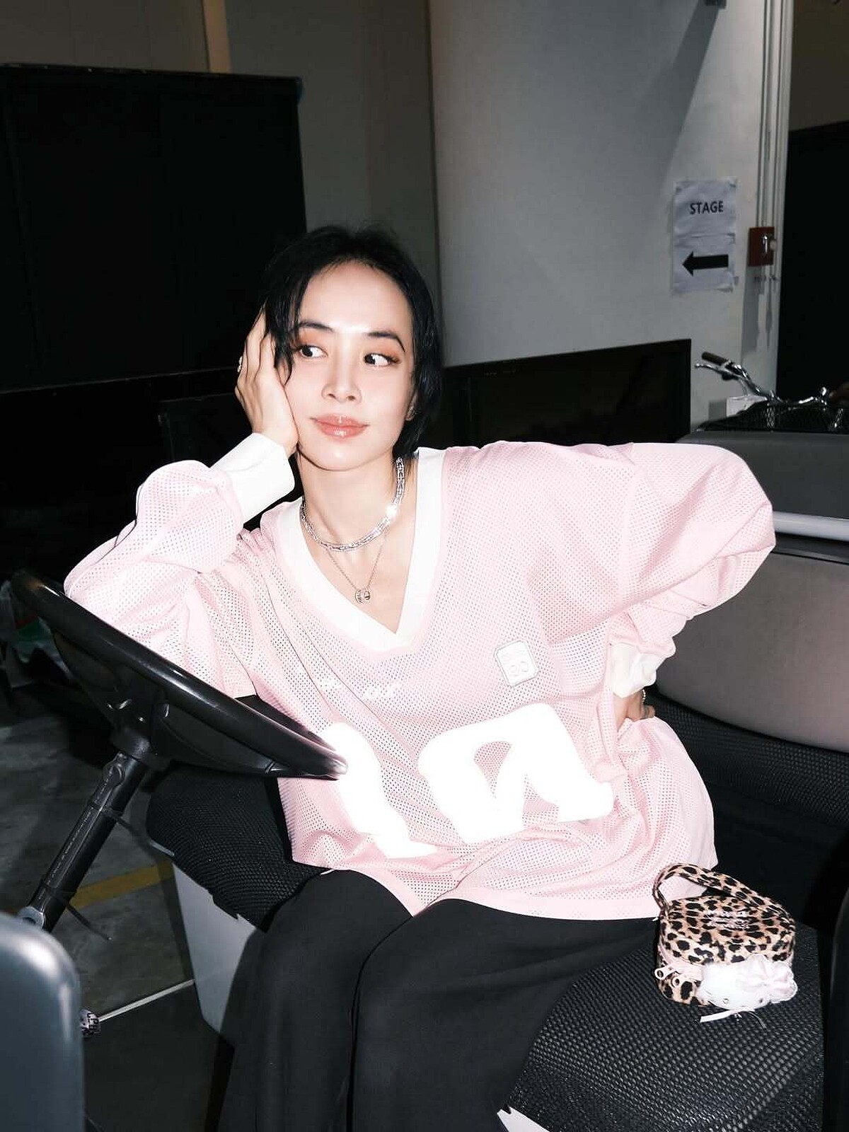 寶格麗品牌代言人蔡依林於《PLEASURE》演唱會幕後花絮照配戴寶格麗B.zero1系列珠寶_credit@jolin_cai