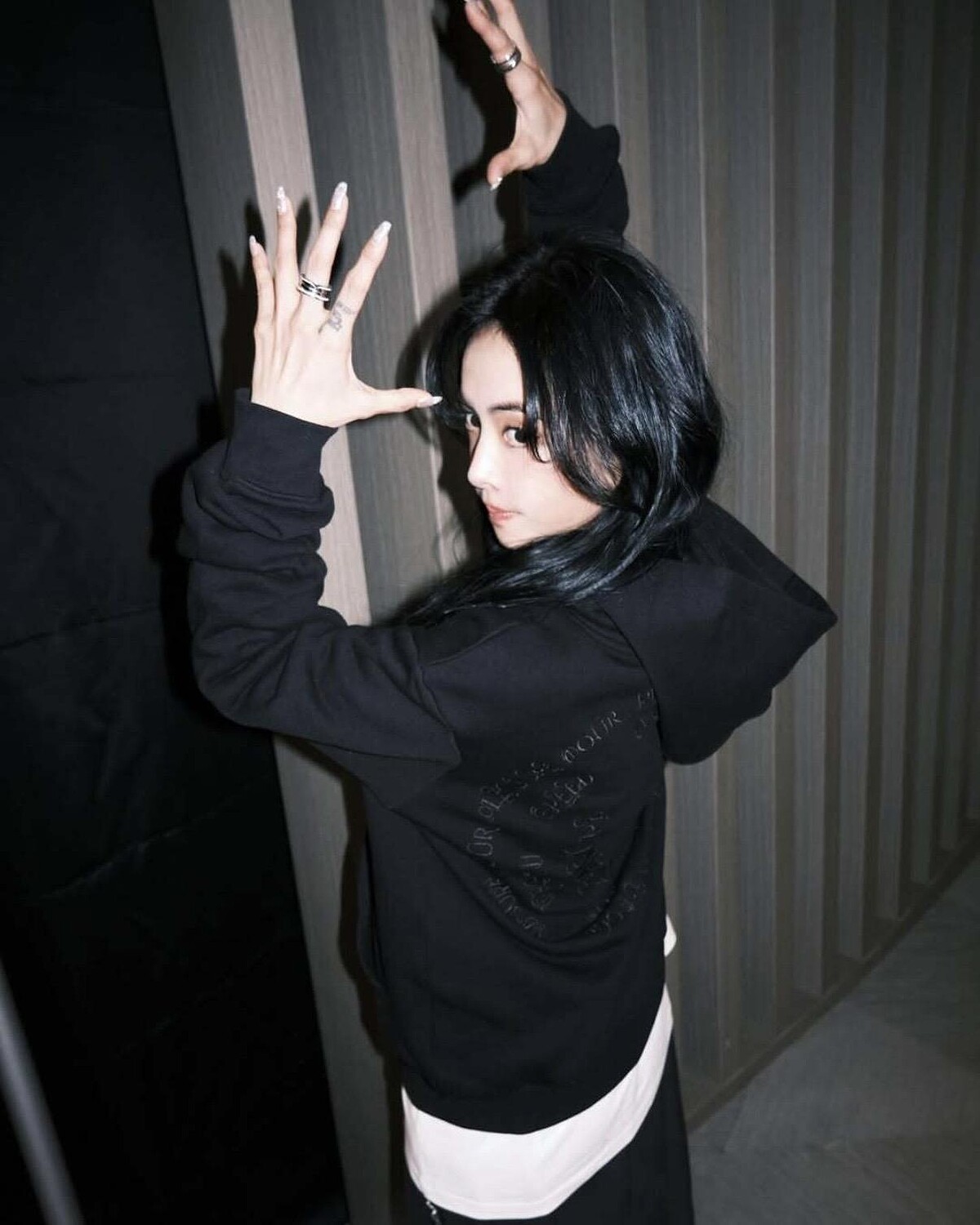 寶格麗品牌代言人蔡依林於《PLEASURE》演唱會幕後花絮照配戴寶格麗B.zero1系列珠寶_credit@jolin_cai