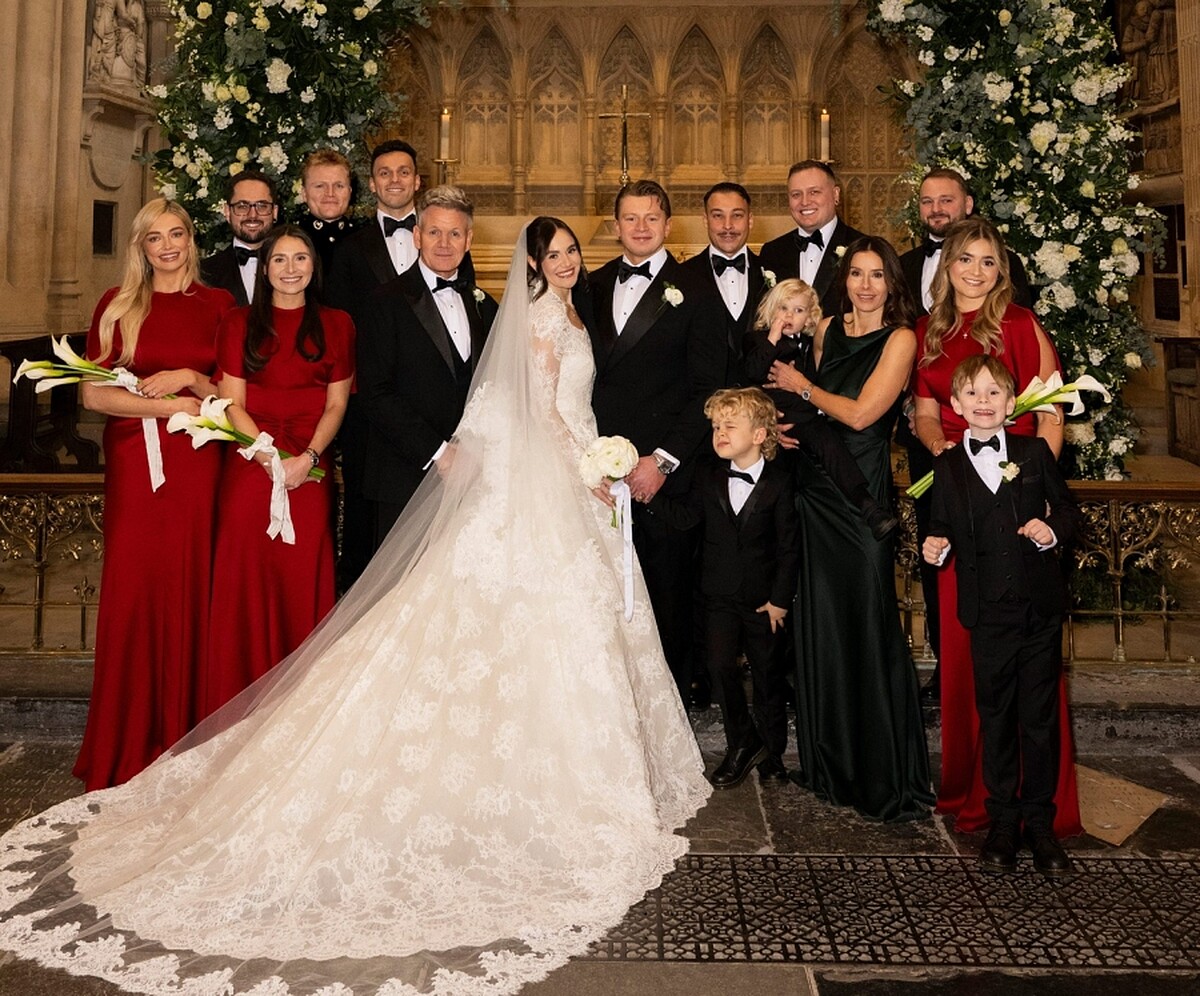 荷莉拉姆齊穿著Elie Saab的歌德風格婚紗。