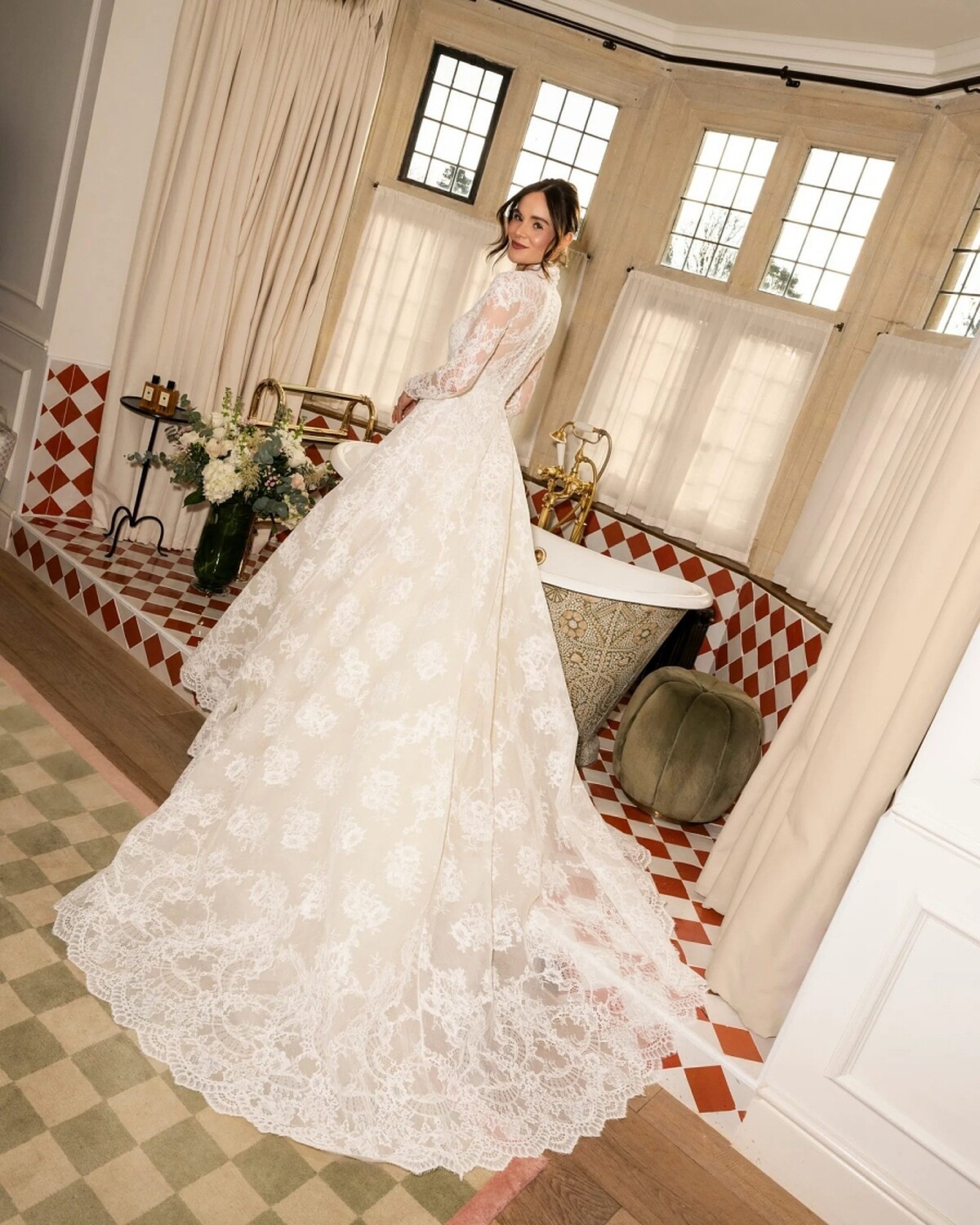 荷莉拉姆齊穿著Elie Saab婚紗背面。