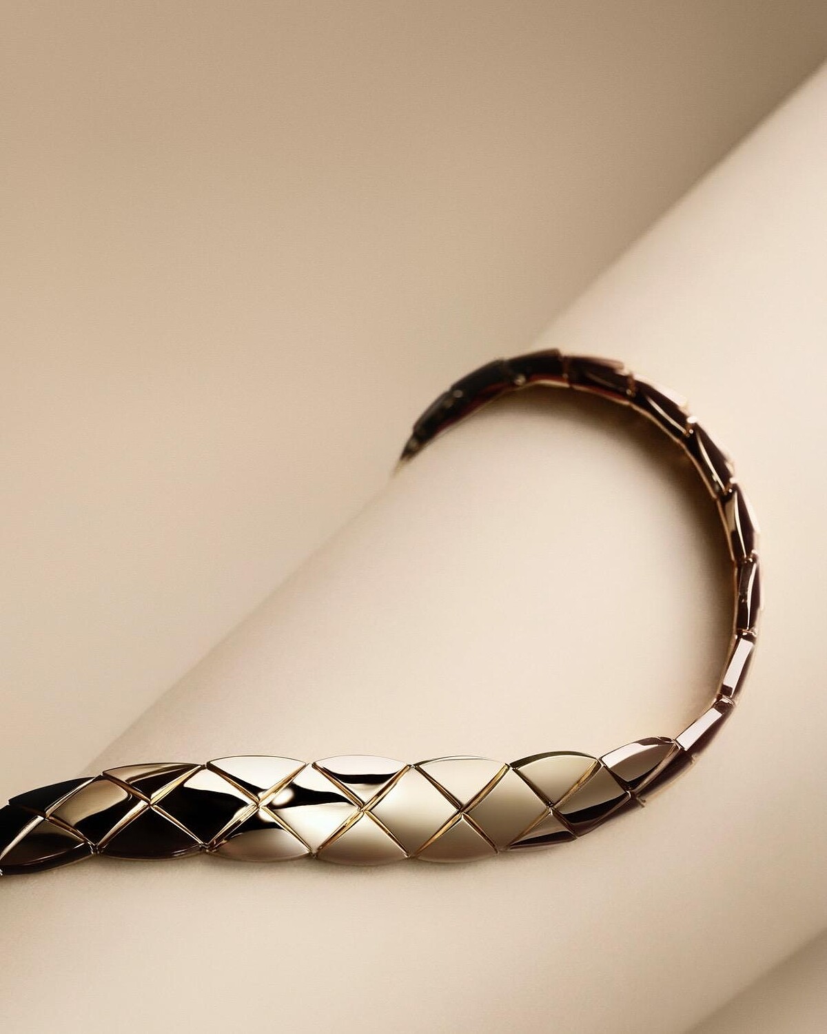 COCO CRUSH 柔軟頸鍊 18K BEIGE 米色金菱格紋圖騰。