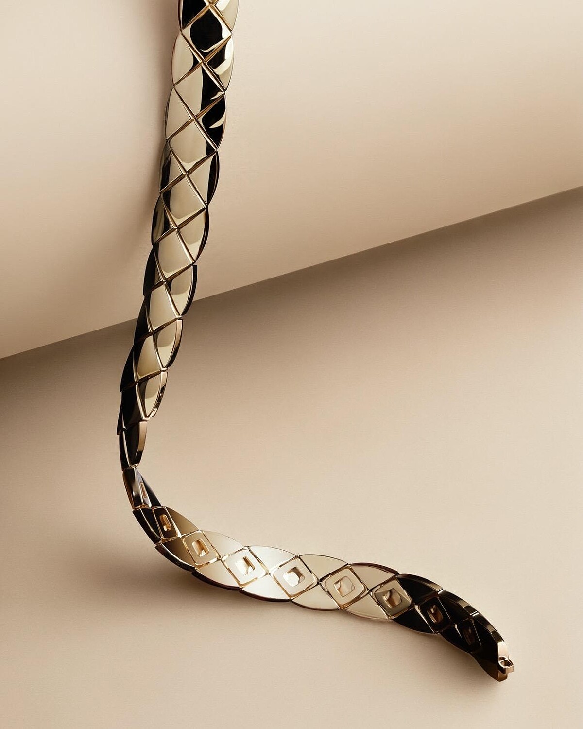 COCO CRUSH 柔軟頸鍊 18K BEIGE 米色金菱格紋圖騰。