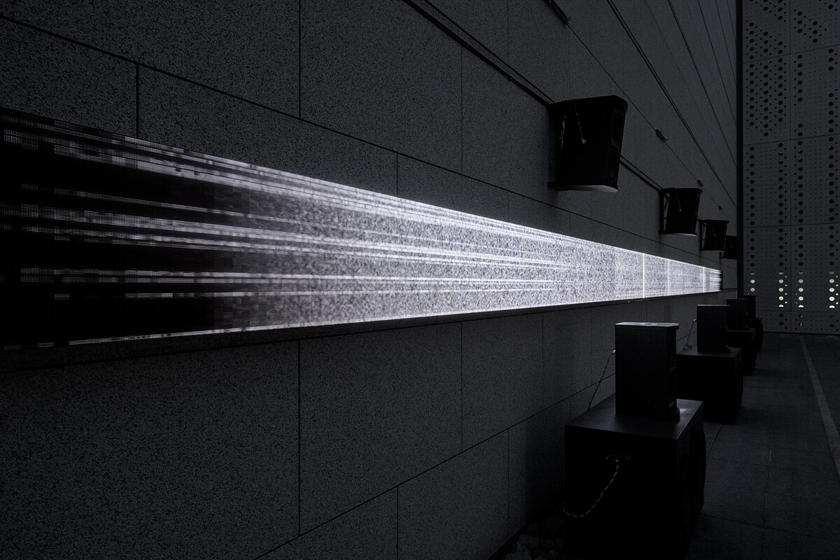 坂本龍一＋真鍋大度，《感測流 2024&ndash;無形・無聲》（MOT 版），2024。2024 年東京都現代美術館「坂本龍一｜觀音，聽時」展覽現場。&copy;2024 KAB Inc. 攝影：Takeshi Asano。