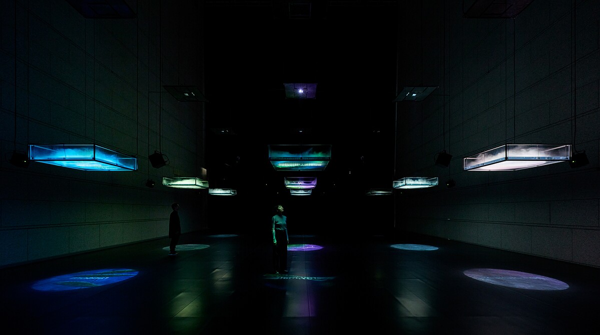 坂本龍一＋高谷史郎，《生命&ndash;流動、無形、無聲...》，2007。 2024 年東京都現代美術館「坂本龍一｜觀音，聽時」展覽現場。&copy;2024 KAB Inc. 攝影：Takeshi Asano