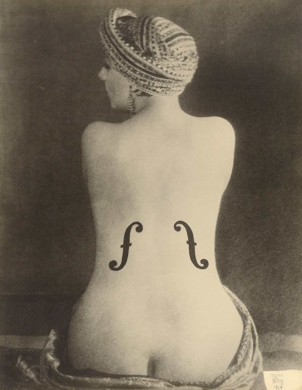 曼．雷，《安格爾的小提琴》，1934，授權藝術微噴，31.5 &times; 23 公分。&copy; Man Ray 2015 TRUST / VG Bild-Kunst, Bonn 2025.