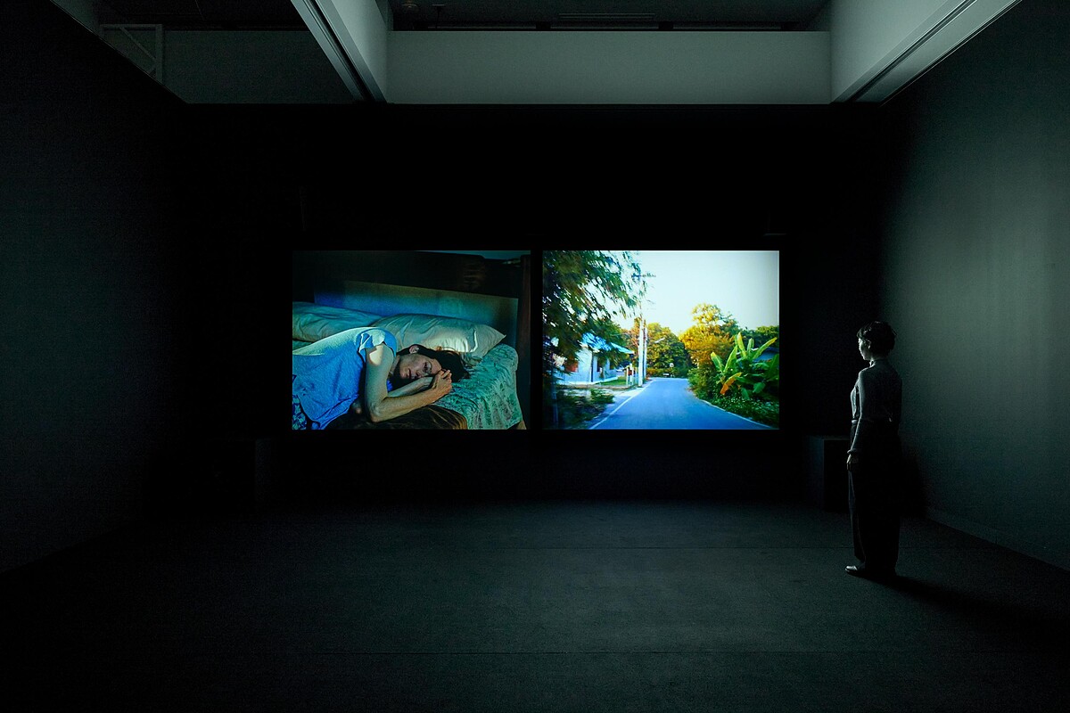 坂本龍一＋阿比查邦・韋拉斯塔古，《async&ndash;初光》，2017。阿比查邦・韋拉斯塔古，《沉睡者》，2021。2024 年東京都現代美術館「坂本龍一｜觀音，聽時」展覽現場。 &copy;2024 KAB Inc. 攝影：Takeshi Asano