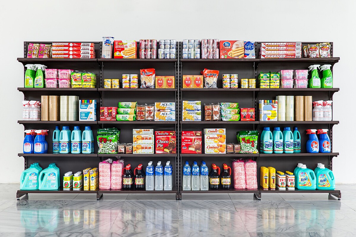 李明學，《溢出的記憶》，2019，超市與超商物件，尺寸依空間而定。臺北市立美術館典藏。